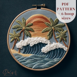 Puede incluir: Arte de aro bordado que representa una puesta de sol sobre el océano con palmeras y olas. El diseño utiliza tonos de azul, naranja y verde. El texto "PDF PATTERN + 6 hoop sizes" es visible.