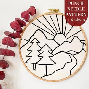 Könnte beinhalten: Ein Punch-Needle-Muster in einem hölzernen Stickrahmen. Das Design zeigt eine schwarz-weiße Berglandschaft mit aufgehender Sonne, zwei Bäumen und einem gewundenen Pfad. Der Text "PUNCH NEEDLE PATTERN + 6 sizes" wird auf rotem Hintergrund angezeigt.