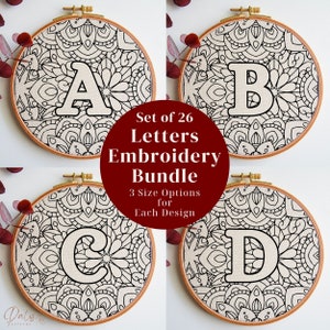 Könnte beinhalten: Set von 26 Stickmustern mit den Buchstaben A, B, C und D in Schwarzweiß auf cremefarbenem Hintergrund. Jeder Buchstabe ist von einem Mandala-Muster umgeben. Der Text "Set of 26 Letters Embroidery Bundle" und "3 Size Options for Each Design" ist ebenfalls enthalten.
