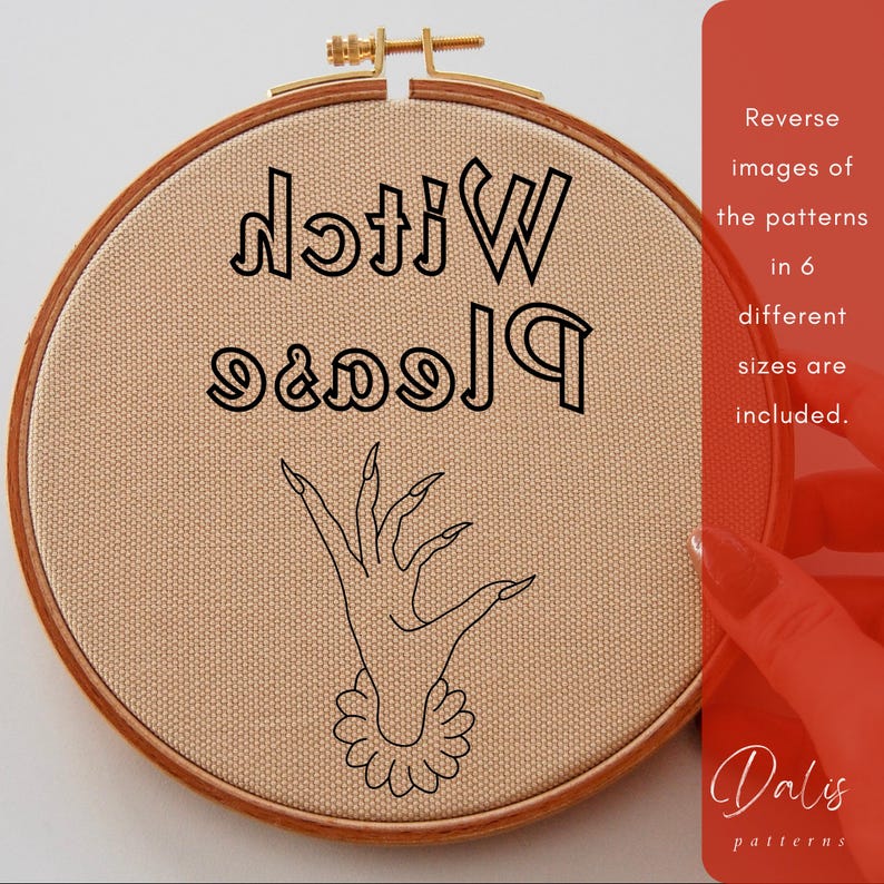 K&ouml;nnte beinhalten: Ein beiger Stickrahmen mit dem Text "Please Witch" in schwarzen Buchstaben. Eine schwarze Linienzeichnung einer Hand mit langen N&auml;geln befindet sich in der Mitte des Rahmens.