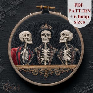 Puede incluir: Un bordado en bastidor con tres esqueletos vestidos formalmente. Los esqueletos llevan chaquetas y sombreros, con detalles intrincados. El texto "PDF PATTERN + 6 hoop sizes" es visible. La obra está sobre un fondo oscuro.