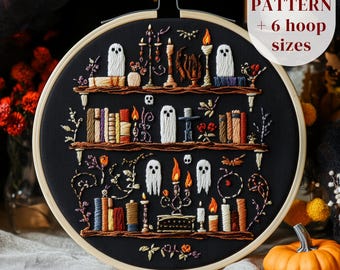 Puede incluir: Un bordado artístico con temática de Halloween. El diseño presenta un fondo negro con tres estantes de madera que sostienen libros, velas, fantasmas y otros elementos espeluznantes. El texto "PDF PATTERN + 6 hoop sizes" es visible. El bordado es multicolor.