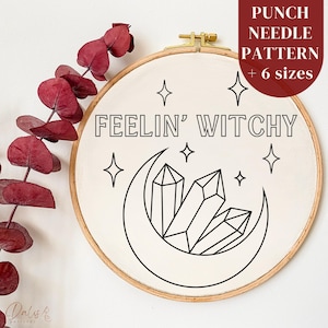 Può includere: Un modello di ricamo a punto punzonato su tessuto color crema, con la scritta nera "FEELIN' WITCHY", un design a mezzaluna e cristalli. Il disegno è incorniciato in un telaio da ricamo in legno. Il testo "PUNCH NEEDLE PATTERN + 6 sizes" è in un riquadro bordeaux.