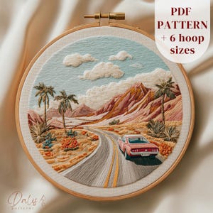 Puede incluir: Arte de aro bordado que presenta un paisaje desértico con una carretera sinuosa, palmeras y un coche rojo vintage. El cielo es azul claro con nubes blancas. El texto "PDF PATTERN + 6 hoop sizes" está en la esquina superior derecha.