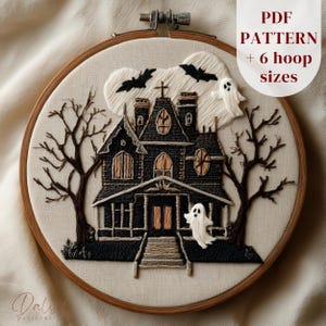 Może przedstawiać: Haftowane koło z motywem Halloween przedstawiające czarny nawiedzony dom z nietoperzami, duchami i nagimi drzewami. Widoczny jest tekst "PDF PATTERN + 6 hoop sizes". Haft znajduje się w drewnianym kole.