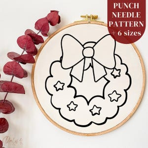 Op de afbeelding: Zwart-witte lijnkunstontwerp van een kerstkrans met een strik erop. De krans is versierd met sterren.  "Punch Needle Pattern + 6 sizes" staat in de rechterbovenhoek van de afbeelding.