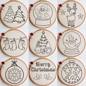 K&ouml;nnte beinhalten: Neun schwarz-wei&szlig;e Stickmuster zum Thema Weihnachten. Die Muster umfassen einen Schneemann, ein Rentier, einen Weihnachtsbaum, einen Gnom, einen Weihnachtsmann in einer Schneekugel, einen Schneeflocken-Anh&auml;nger, einen Mistelzweig und einen wellenf&ouml;rmigen Anh&auml;nger mit Mistelzweigen.