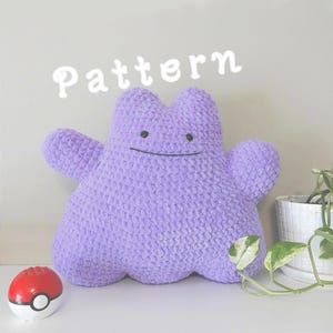 Könnte beinhalten: Rustikales Holzschild mit dem Text "Welcome to our home" in weißer Schrift. Das Schild hat eine Used-Optik und ein schlichtes, einladendes Design, ideal für den Eingangsbereich.