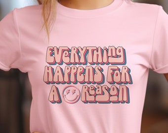 Todo sucede por una camiseta de razón - Camiseta con cita inspiradora - Vibraciones positivas - Ropa motivacional