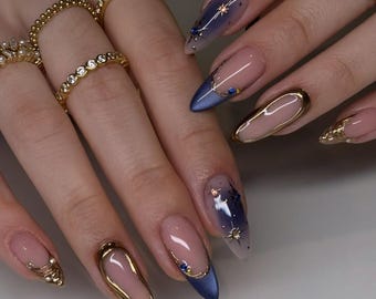 Uñas postizas con diseño de galaxia estrellada / Diseño azul marino degradado y marco dorado / Estrellas celestiales / Almendra mediana / Diseño de uñas de lujo hecho a mano