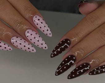 Unghie finte a pois rosa e cioccolato / Unghie finte lunghe a stiletto / Nail art a pois retrò fatta a mano