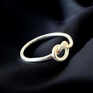 Knoopring voor haar, minimalistische sterlingzilveren ring voor vrouwen, sierlijke 925 zilveren band, eenvoudige geknoopte designring, elegante ring cadeau voor haar
