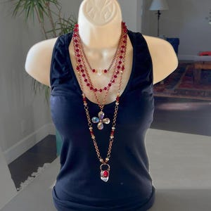 Boho flerskiktshalsband med röda glaspärlor och klar kvarts, Statement-smycken Halsband med lager Flera strängar Festhalsband Gåva