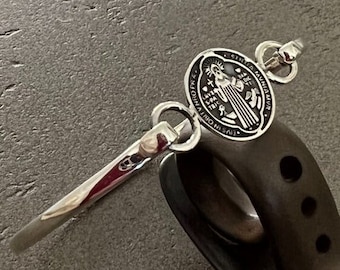 Sankt Benedictus armband för henne Silverarmband Sankt Benedictus berlock Sankt Benedictus armband sterlingsilverarmband gåva kvinna religiöst armband