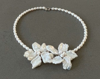 Perlenkette für Frauen Blumenkette für sie weiße Süßwasser-Perlen Schmuck weiße Reis Perle Choker Halskette Keshi Perle Blumen-Anhänger