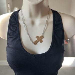 Collier croix latérale pour elle, collier pendentif croix, bijoux en étain, collier croix dorée, bijoux religieux, collier chrétien