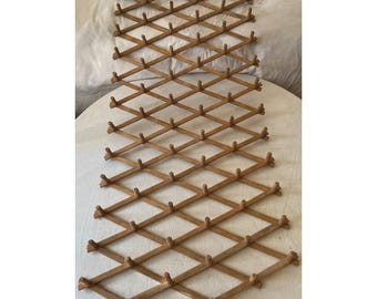 Supporto a fisarmonica XL Vintage espandibile da parete con 75 pioli in legno naturale.