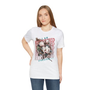 Camiseta de las escrituras cristianas de las mujeres redimidas, regalo para la esposa de los pastores, camisa floral cristiana imagen 7