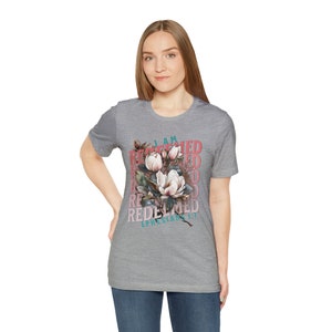 Camiseta de las escrituras cristianas de las mujeres redimidas, regalo para la esposa de los pastores, camisa floral cristiana imagen 3