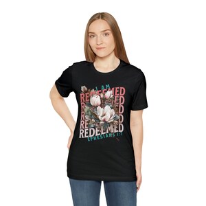 Camiseta de las escrituras cristianas de las mujeres redimidas, regalo para la esposa de los pastores, camisa floral cristiana imagen 4