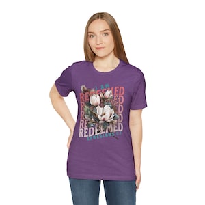 Camiseta de las escrituras cristianas de las mujeres redimidas, regalo para la esposa de los pastores, camisa floral cristiana imagen 5