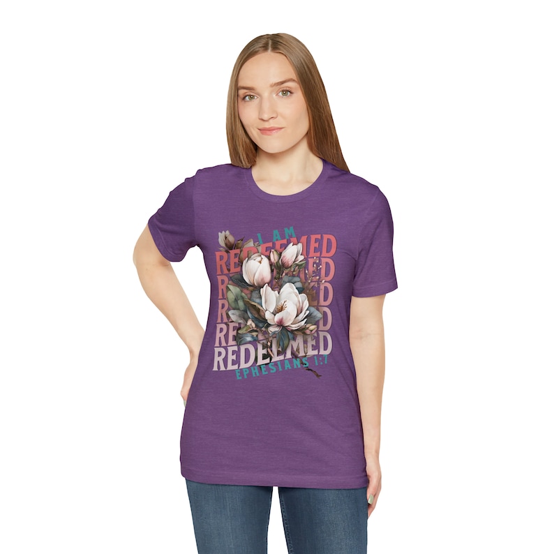 Camiseta de las escrituras cristianas de las mujeres redimidas, regalo para la esposa de los pastores, camisa floral cristiana imagen 5