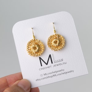 Pendientes medalla de oro/ pendientes micro crochet/ hilo de crochet plata / hilo de seda/ joyería de crochet/ oro y plata/colgante/ pendientes hechos a mano
