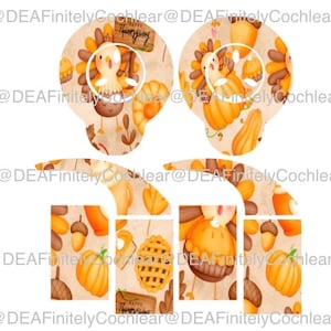 Könnte beinhalten: Hörgeräteaufkleber zum Thema Thanksgiving mit Zeichentricktruthähnen, Kürbissen und Kuchen. Die Aufkleber haben einen beigefarbenen Hintergrund mit dem Text "Happy Thanksgiving" auf einem Holzschild. Weitere Elemente sind Eicheln und Blätter.