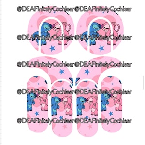 以下が含まれることがあります： 青とピンクの漫画のカップルデザインのピンクのビーチサンダル1足。カップルはキスをしていて、背景には星とハートがあります。画像には「@DEAFinitelyCochlear」というテキストが繰り返し表示されています。