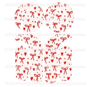 Könnte beinhalten: Nagelaufkleber mit einem sich wiederholenden Muster aus roten Schleifen und Herzen auf hellrosa Hintergrund. Die Aufkleber haben die Form der Zahl 26. Der Text "@DEAFinitelyCochlear" wiederholt sich im Bild.