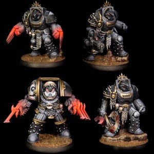 Peut inclure: Quatre figurines miniatures de guerriers en armure. Chaque figurine est peinte dans des tons de gris, de noir et d'or, avec des détails complexes. Certaines figurines ont des armes rouges en forme de griffes, tandis que d'autres tiennent des haches. Les figurines sont sur des socles texturés.