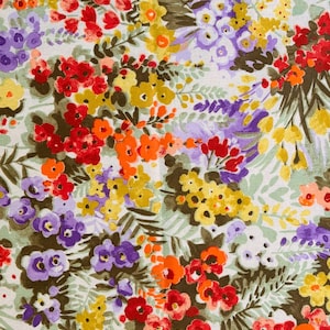 Op de afbeelding: Een levendig bloemenpatroon met een verscheidenheid aan kleurrijke bloemen. Het ontwerp bevat rode, oranje, gele en paarse bloemen tegen een lichtgroene en witte achtergrond. Het patroon is dicht met gedetailleerde botanische elementen.
