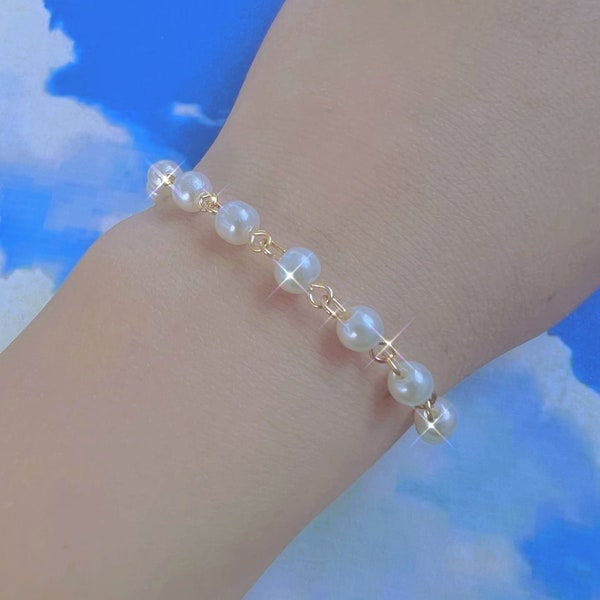 Pearl gold hooked bead bracelet