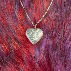 metal heart locket necklace &lt;3
