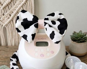 Schleifen-Accessoire für Milchpumpen mit Kuhmuster | Niedlicher Schleifengriff für Spectra S1 und S2 | Individuelle Pumpendekoration | Ästhetisches Geschenk für stillende Mütter