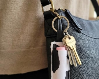 Schlüsselanhänger mit Lippenbalsamhalter im Kuhmuster | Niedliche Stoffhülle mit Schlüsselring | Geschenkidee für stillende Mütter | Schlüsselanhänger für Wickeltaschen