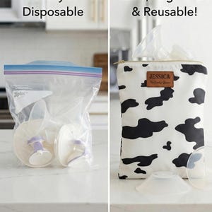 K&ouml;nnte beinhalten: Ein Vergleich der Aufbewahrung von Milchpumpen: ein durchsichtiger Ziploc-Plastikbeutel mit Pumpenteilen, beschriftet mit 'BEFORE: Messy & Disposable', und eine Rei&szlig;verschlusstasche mit Kuhmuster, beschriftet mit 'AFTER: Cute, Organized & Reusable!' sowie dem Text 'Upgrade Your Pumping Routine!'