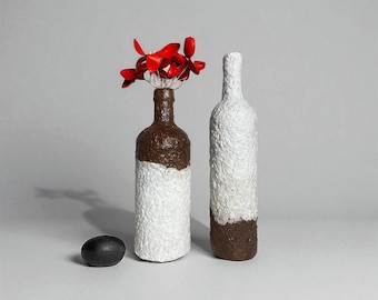 Rustieke moderne vaasset getextureerde bruine en witte decoratieve flessen, handgemaakte minimalistische plank tafeldecor, functionele waterveilige vazen