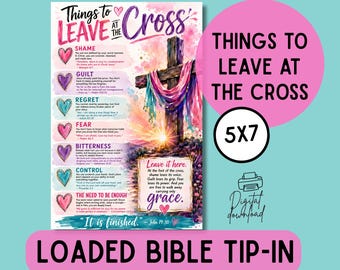 Op de afbeelding: Een religieuze kunstprint getiteld Things to Leave at the Cross, met een houten kruis gedrapeerd in kleurrijke stof, aquarelharten en tekst met spirituele concepten zoals schaamte, schuld, spijt, angst, bitterheid en controle.