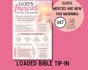 Op de afbeelding: Een 5x7 inch digitale download Bible tip-in met de tekst GOD'S MERCIES ARE NEW THIS MORNING. Het ontwerp bevat een zonsopgang boven water, roze accenten en inspirerende religieuze teksten, waaronder een gebed en verzen uit Klaagliederen 3:22-23.