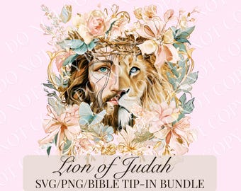 Op de afbeelding: Een digitale illustratie met een gespleten gezicht van een man en een leeuw, omringd door een doornenkroon en zachtgekleurde bloemstukken. De tekst eronder luidt Lion of Judah SVG/PNG/BIBLE TIP-IN BUNDLE in een zwart script en schreeflettertype.