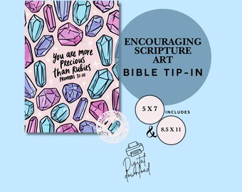 Op de afbeelding: Een digitale art print met een patroon van roze, paarse en blauwe kristallen op een lichtroze achtergrond. De tekst luidt: You are more precious than Rubies Proverbs 31:10. Inclusief 5x7 en 8.5x11 inch formaten als digitale download.