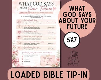 Op de afbeelding: Een printbare kaart getiteld What God Says About Your Future met zachtroze bloemaccenten, een lint en zes bijbelverzen. Het ontwerp bevat iconen zoals een hart, vlinder en kruis, met een tekstvak met de tekst Do not fear, for I am with you. Het formaat is 12,7 x 17,8 cm.