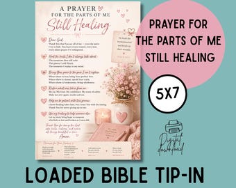 Op de afbeelding: Een digitale download print met de tekst A PRAYER FOR THE PARTS OF ME Still Healing, versierd met kleine roze hartjes, een boeket roze bloemen in een vaas met een hart, een brandende kaars en een gesloten boek, met afmetingen van 12,7x17,8 cm.