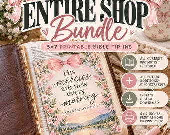 Op de afbeelding: Een digitale bundel van 13x18 cm printbare bijbel-insteekkaarten met de tekst His mercies are new every morning Lamentations 3:22-23. Het ontwerp bevat een roze strik, bloemrijke randen en een landschapsillustratie van een zonsopgang boven water.