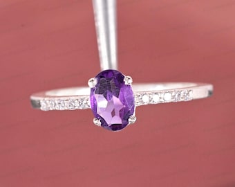 Anello con ametista e contorno di diamanti: anello anniversario in argento sterling, pietra portafortuna di febbraio.