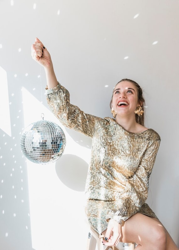 BOULE A FACETTES 20CM DISCO : décoration et accessoires pas cher pour  organiser une soirée à thème.