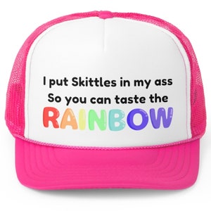 Coloquei Skittles na minha bunda para você sentir o gosto do arco-íris. Bonés engraçados de caminhoneiro. Chapéu branco desequilibrado.