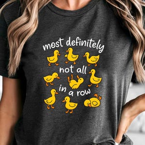 Lustiges Ente nicht in einer Reihe T-Shirt, psychische Gesundheit Humor Top, die meisten nicht alle in einer Reihe T-Shirt, süßes schrulliges Grafik-T-Shirt für Frauen