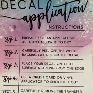 Puede incluir: Tarjeta con instrucciones para aplicar una calcoman&iacute;a. El fondo presenta un dise&ntilde;o de acuarela en tonos morados, azules y plateados. El texto dice "DECAL application INSTRUCTIONS". Los pasos 1-5 detallan el proceso de aplicaci&oacute;n.